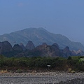 IMG_0832-聽說春天來,山頭長出綠色植物後,會有另一番更美的風貌.JPG