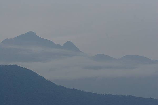 IMG_5037-雲霧飄渺的遠山.JPG