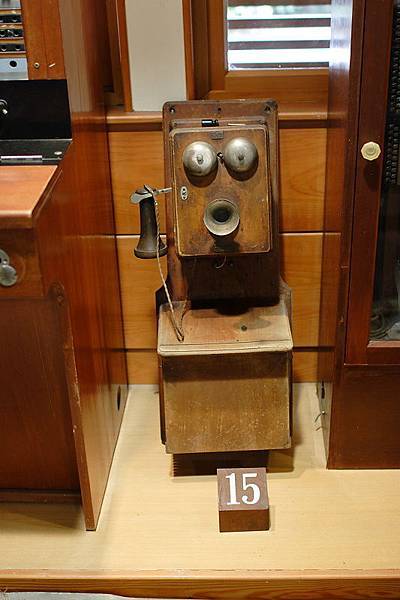 IMG_7953-好古老的機器人臉電話啊~.JPG