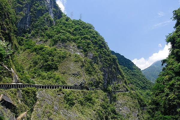 IMG_8382-往龍澗發電廠途中沿山壁挖鑿而建的道路.JPG