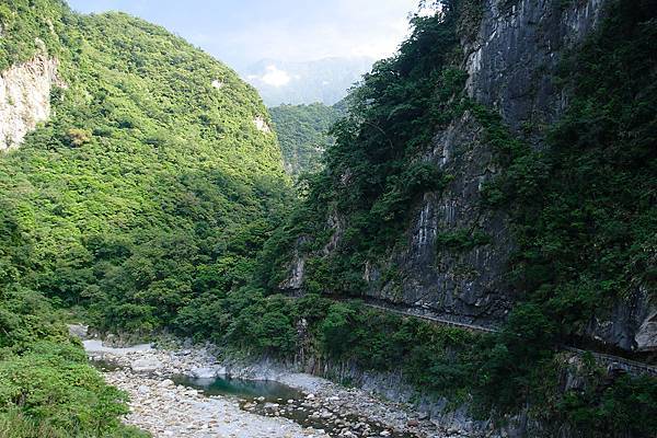 IMG_8548-又是個沿陡峭山壁鑿開的險峻道路.JPG