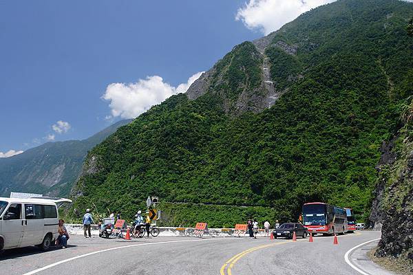 IMG_8661-難得能站在蘇花公路的路中央悠閒的拍照.JPG