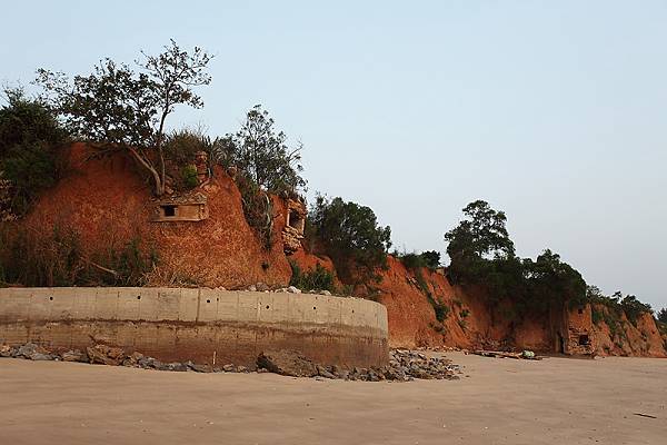 20090918-188-這裡的岸邊也可見到岩壁中的碉堡.JPG