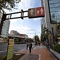 IMG_1790-在日本要靠左邊走,結果這人行道左邊是給腳踏車專用~一直走錯~XD.JPG