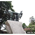 IMG_2476-這雕像很特別~老虎咬大牛尾~肚子下有小牛.JPG