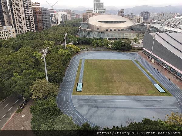 房間內向外看，可看到台北小巨蛋