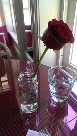 每張桌子上都有一支紅玫瑰~!