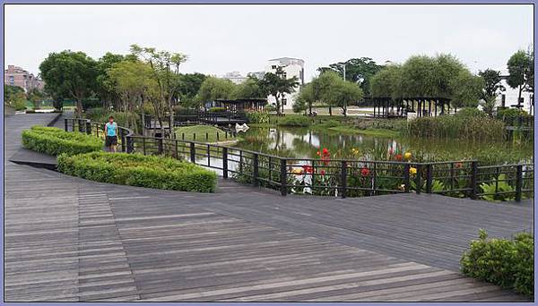 綠樹、花草、涼亭、水池、木棧道，秀麗宜人的桃園縣八德市廣豐公園