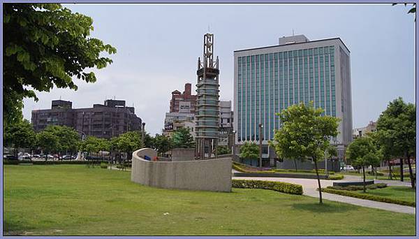 桃園市陽明運動公園 - 21公尺高之溫度、時間、LED彩色顯示地標