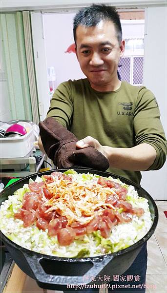 (鑄鐵鍋料理)櫻花蝦芥菜飯佐臘腸 01.jpg