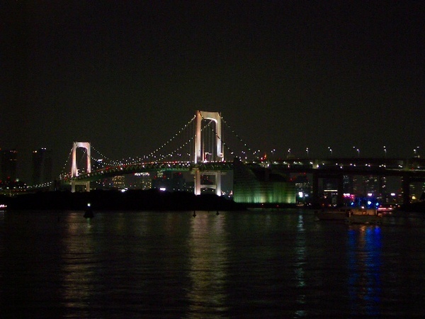 彩虹橋的夜景