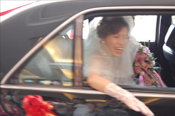 哇哈哈~扇子飛出去了~~