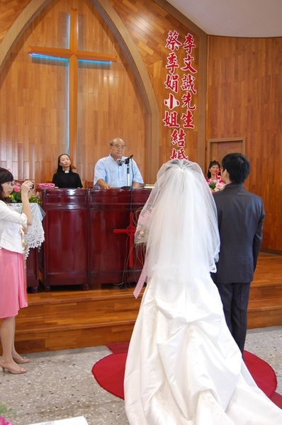 今天就是字上面的這兩人要結婚