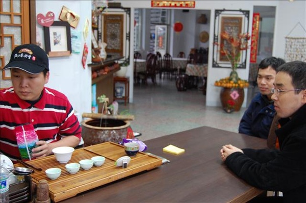 老闆一整天只有我們一組人客，那就順便留著品茶唄