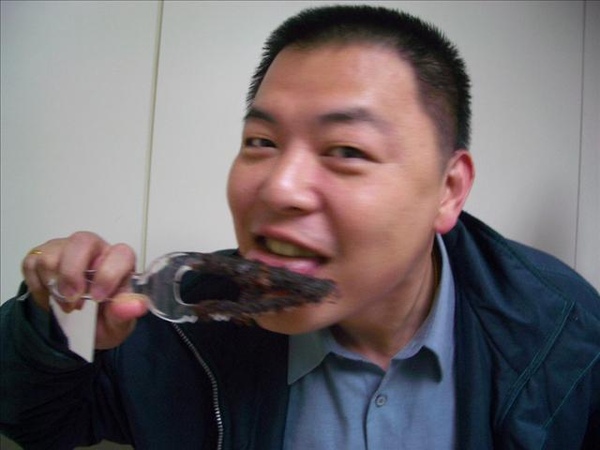 因為蛋糕太上流，黏在刀上不洗乾淨可惜~