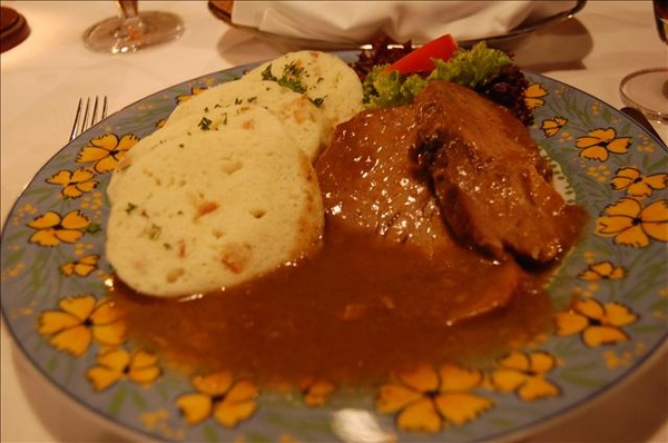 肉好吃, 但麵糰子在這餐後Linda再也沒吃過