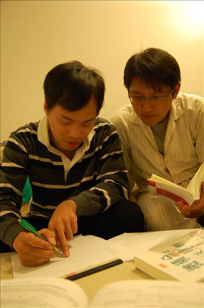 他們是真的很認真在寫功課算數學