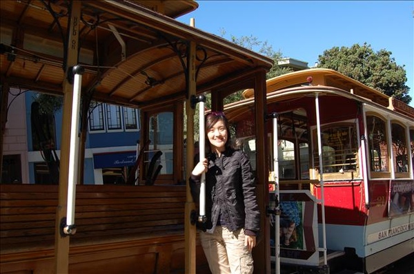 不免俗得留下死觀光客照（硬巴著車不放）