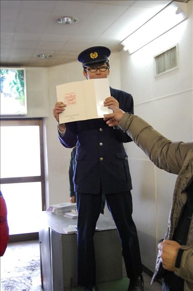 儘管站務員盡全力耍寶取悅一大群台灣同胞們, 手上的紀念冊卻只