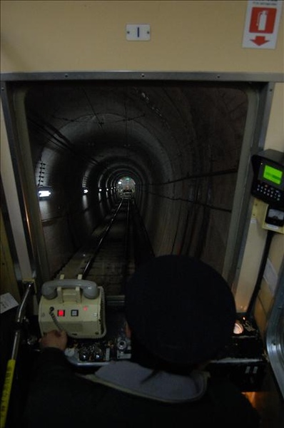 山洞裡的電車