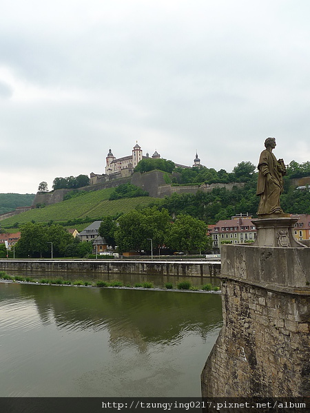 遠方：瑪利恩堡要塞 Festung Marienberg