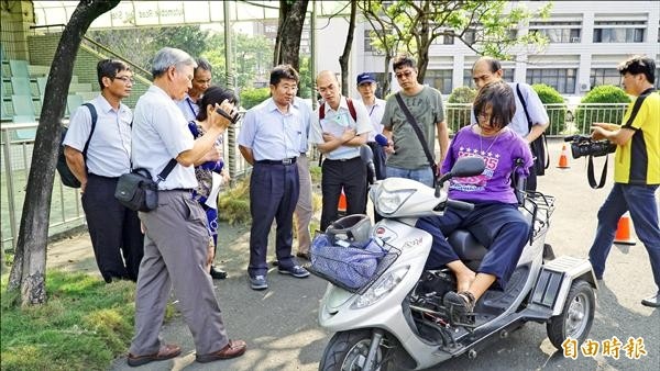 昨日台南監理站邀請各界專家第二度鑑定「無臂蛙后」方姿雅騎機車的安全性，方姿雅在測驗前一一解釋機車各部件的操作方式.jpg