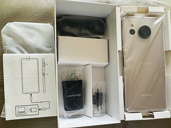 【輕手機開箱】SHARP AQUOS sense8 防水防摔 【輕手機開箱】SHARP AQUOS sense8 防水防摔