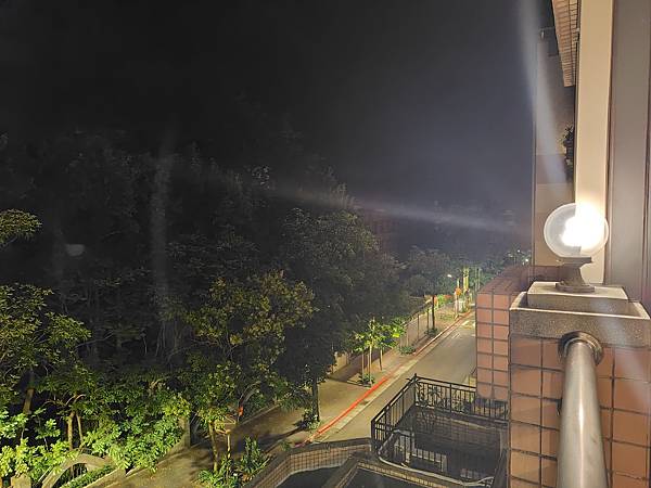 【輕手機開箱】SHARP AQUOS sense8 防水防摔 【輕手機開箱】SHARP AQUOS sense8 防水防摔