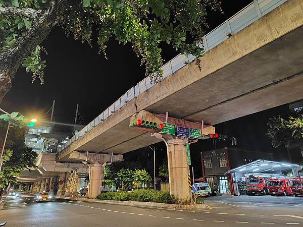 【輕手機開箱】SHARP AQUOS sense8 防水防摔 【輕手機開箱】SHARP AQUOS sense8 防水防摔