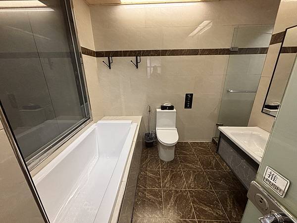 【桃園住宿】IF Motel 商務汽車旅館 風格雙人車庫房 【桃園住宿】IF Motel 商務汽車旅館 風格雙人車庫房