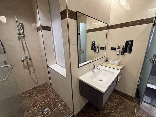 【桃園住宿】IF Motel 商務汽車旅館 風格雙人車庫房 【桃園住宿】IF Motel 商務汽車旅館 風格雙人車庫房