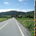 朝陽路，通往朝陽漁港。遠處為「龜山」。