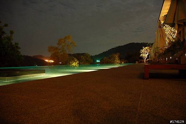 泳池畔夜景