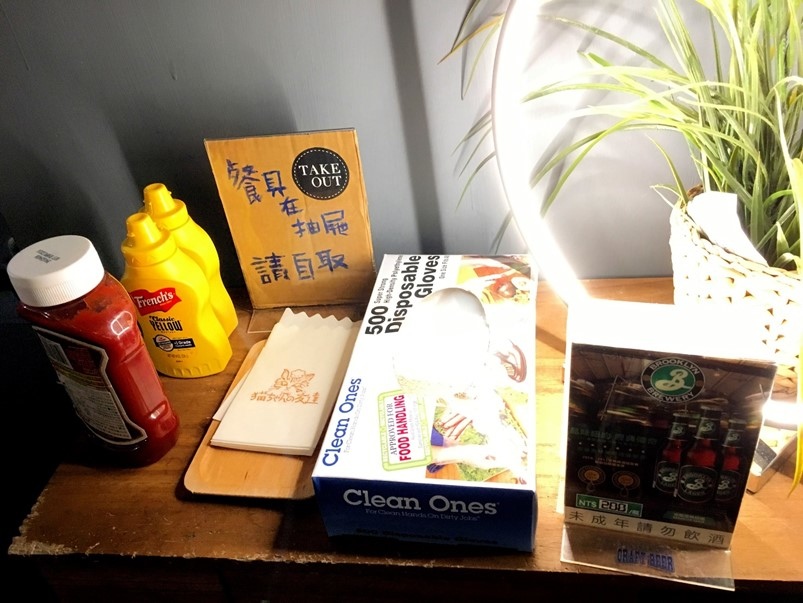 【台北捷運忠孝新生站】 Take Out 手工漢堡 貓咪餐廳