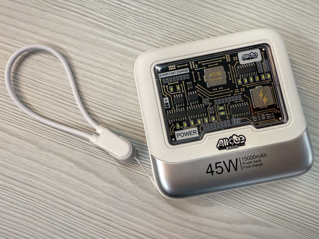 【開箱】AIKee麥塊充45W三合一超能特快充，支援邊充邊放