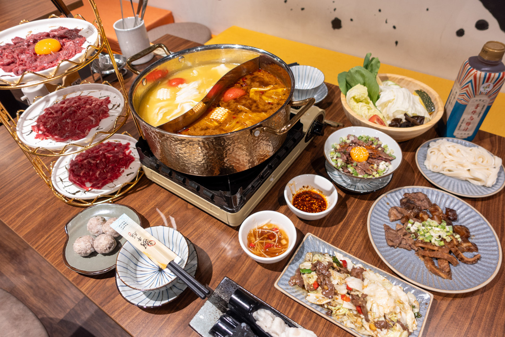 【美食】潮牛殿溫體牛創意鍋物評價，厚白牛骨湯＋麻辣鍋，涮出溫