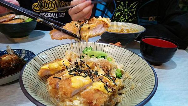 桃園--食上屋~〈楊梅四維商圈,平價日式餐廳,會牽絲的起司豬排丼飯超誘人~〉 @ :: 痞客邦 ::