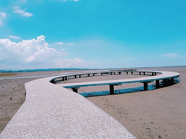 新竹|香山濕地賞蟹步道,螃蟹大軍出動啦!北台灣最新完成的心型石滬秘境 香山濕地,賞蟹步道,夕陽美景,風情海岸,心型石滬,景觀餐廳,螃蟹大軍,新竹,步道,生態,秘境,林記美食,阿母私房滷味,草原