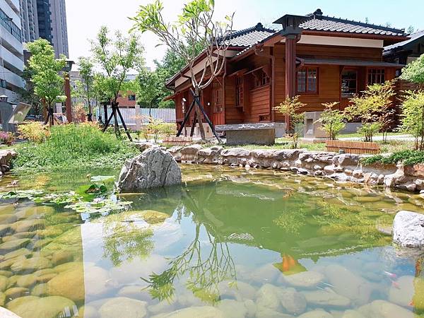 桃園77藝文町|不出國也能享受日式風情,桃園車站旁古色古香的日式庭園造景!2018最新景點九月正式開幕 桃園77藝文町,日式庭園,文創園區,警察宿舍,手作體驗坊,成真咖啡,六藝展覽坊,桃園,桃園火車站,拍照,打卡,IG,文創,文創園