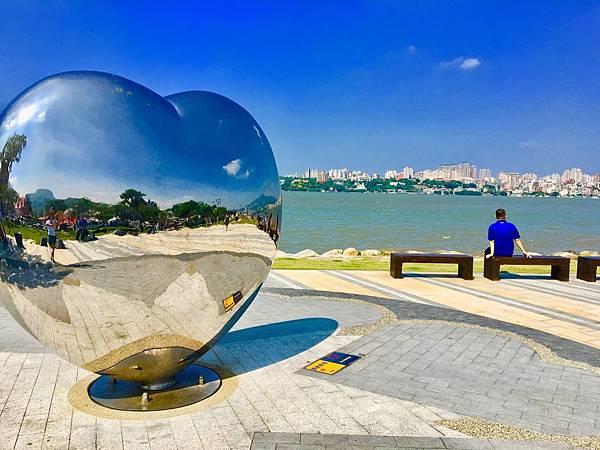 新北市|打卡新亮點,充滿愛與浪漫的八里左岸,幸福裝置藝術八里婚紗廣場 八里左岸,婚紗廣場,鏡收幸福,白色穹頂涼亭,彰顯同心,亞典菓子工場,南京牛肉麵,新北,八里,淡水河,打卡,拍照,IG