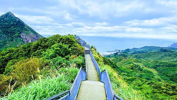 報時山步道,黃金瀑布,勸濟堂觀景台,陰陽海,六坑斜坡索道,茶壺山,祈堂老街,新北,瑞芳,朝日亭,勸濟堂,山城金棧,九份,步道,健行,打卡,拍照,IG,登山