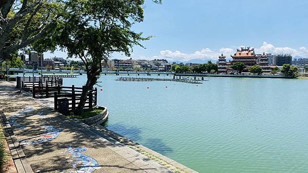 龍潭大池新風貌 斜張複合式新吊橋 桃園最美景觀餐廳龍咖啡 新水岸休憩廣場親子腳踏船遊湖 湖光山色盡收眼底 桃園休閒放鬆好去處 龍潭大池新風貌 斜張複合式新吊橋 桃園最美景觀餐廳龍咖啡 新水岸休憩廣場親子腳踏船遊湖 湖光山色盡收眼底 桃園休閒放鬆好去處