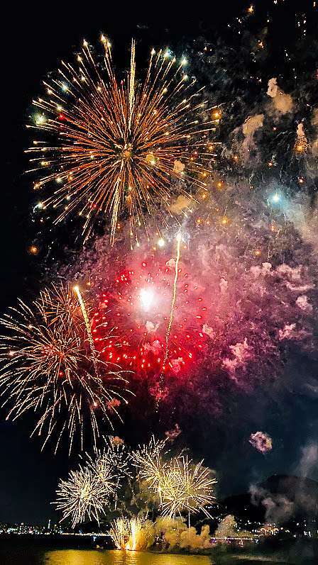 淡水漁人碼頭煙火秀 5分秒海上高空煙火秀 粉樂園免費搭乘 漁人碼頭最佳視角 情人橋上超美的夜景 澎湖花火節高空彈在北台灣就可以欣賞