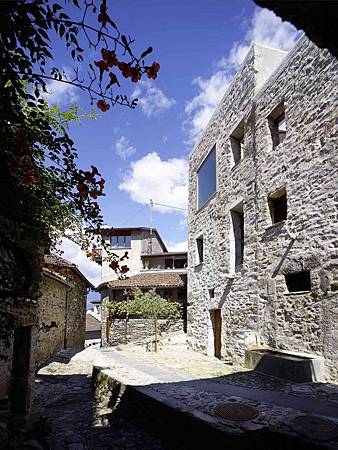 543dd5cac07a80762d00024d_stone-house-transformation-in-scaiano-wespi-de-meuron-romeo-architects_1430_cf030264_r-749x1000