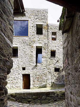 543dd67ec07a802a6900025d_stone-house-transformation-in-scaiano-wespi-de-meuron-romeo-architects_1430_cf031704-749x1000