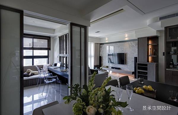 餐廳看向書房及客廳 餐廳看向書房及客廳