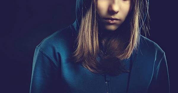女孩-女生-傷心-憂鬱-黑暗-1140x600.jpg