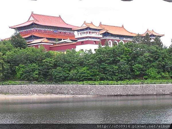 鏡泊湖畔遊船藥師佛寺院