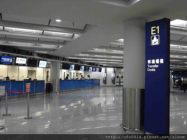 香港國際機場 E1轉機櫃檯