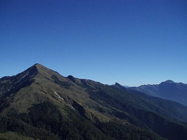 20061006─20061010南一段【莊素雲拍攝】 0053  往海諾南山的山徑回望關山.jpg